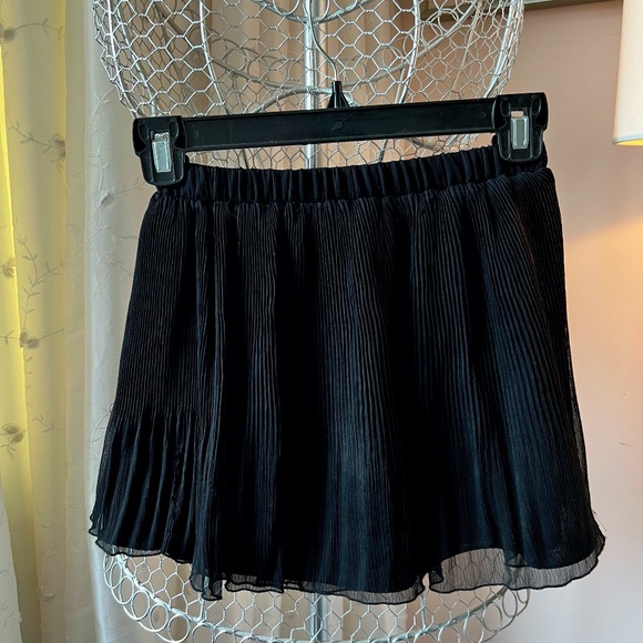 Aritzia Dresses & Skirts - Talula Black PleatedSkirt with elastic waist